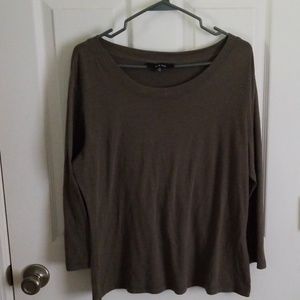 Scoop neck, 3/4 length sleeve shirt.